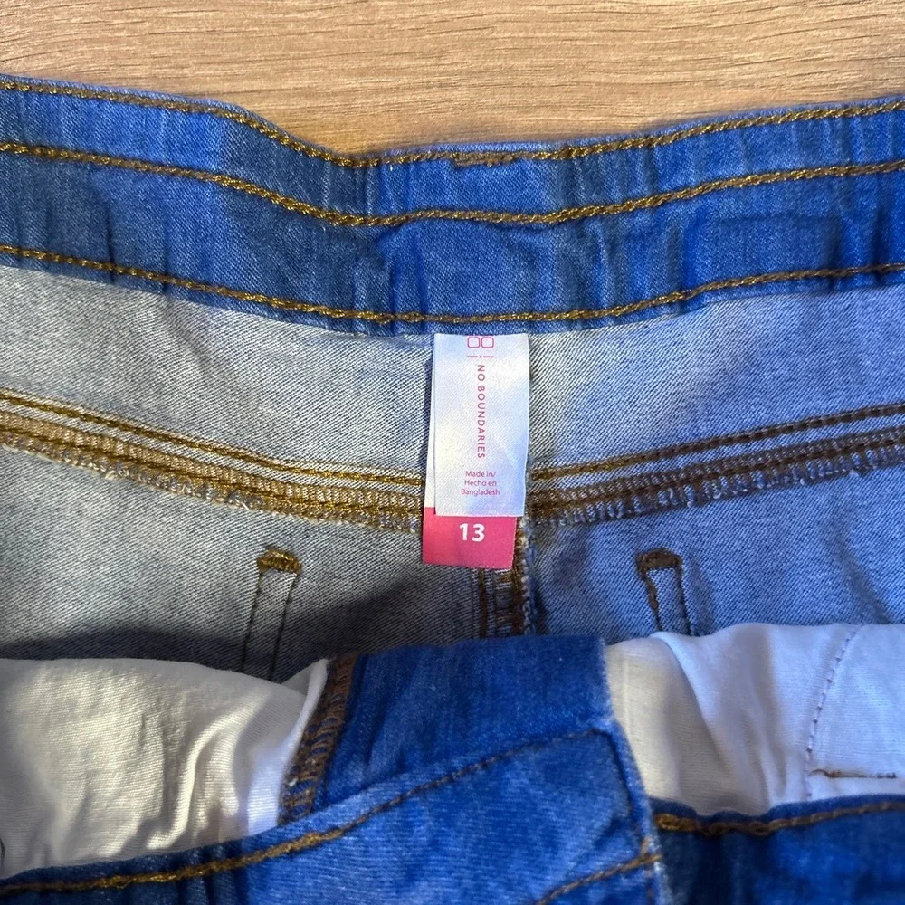 No Boundaries Patch Denim Shorts Medium Wash Frayed Hem Size 13